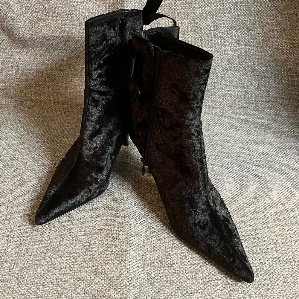 Holiday velvet beaded heels size 6, never worn still in packaging